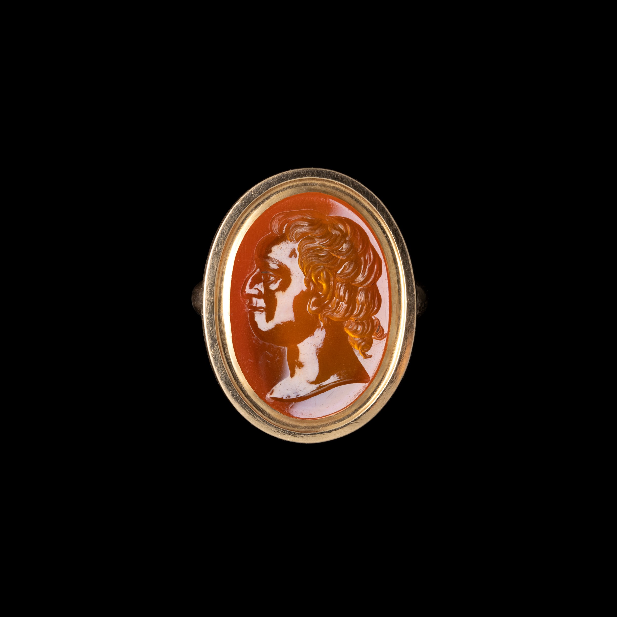 A Grand Tour ring set with a carnelian intaglio. Portrait of a gentleman. 